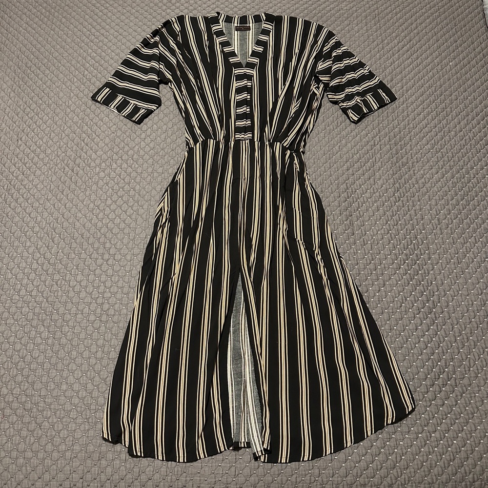 Chic Striped Midi Dress in Black and White